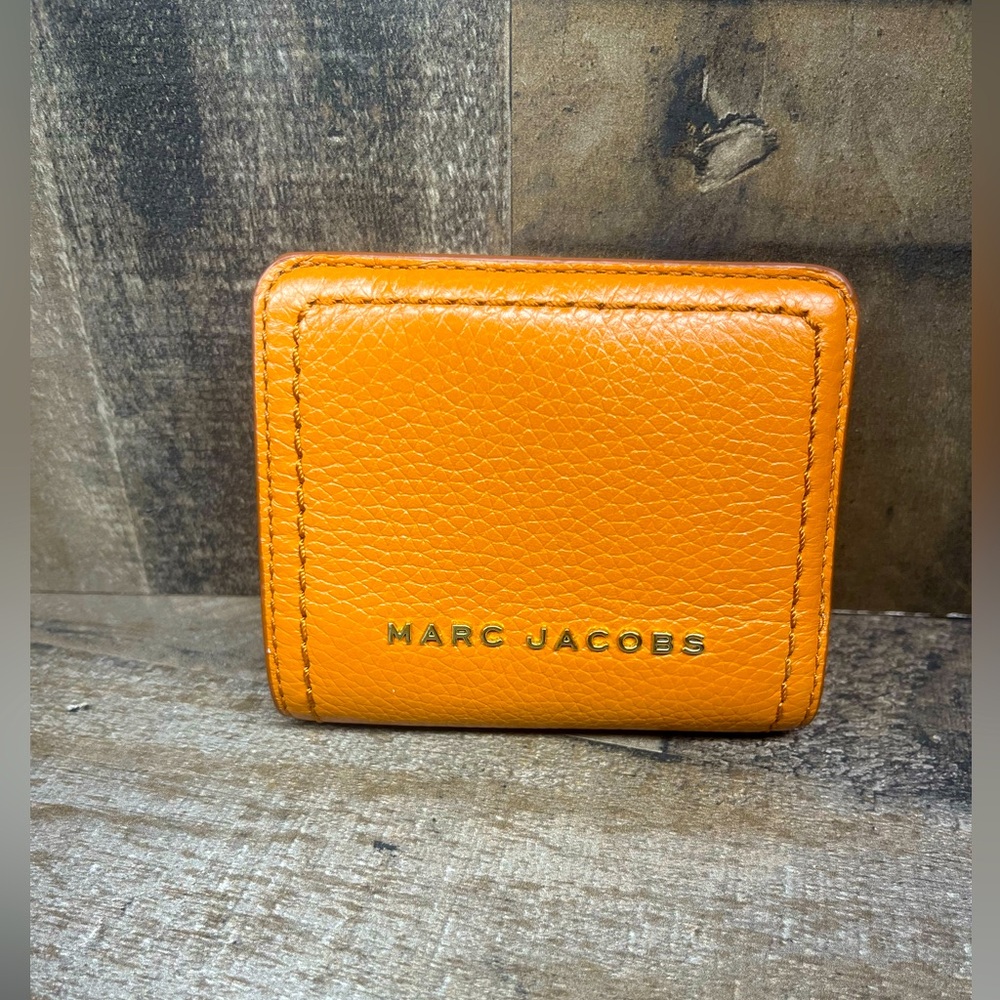 Marc Jacob's women's bifold pebble leather wallet.